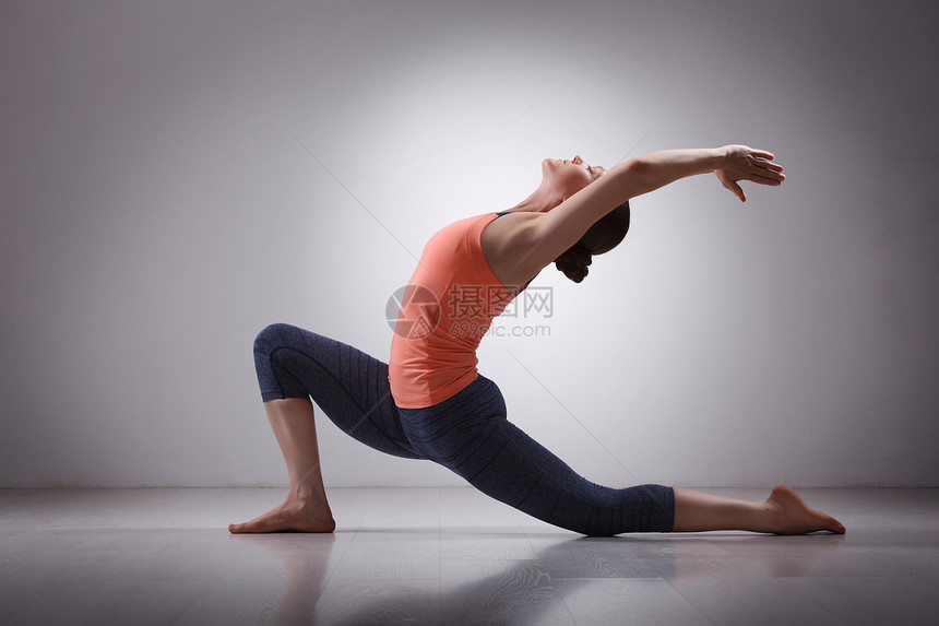 美丽的运动适合瑜伽女子练瑜伽阿萨纳安贾尼雅萨纳低新月弓步姿势苏里亚纳马斯卡工作室适合瑜伽女子练瑜伽阿桑尼雅萨纳图片