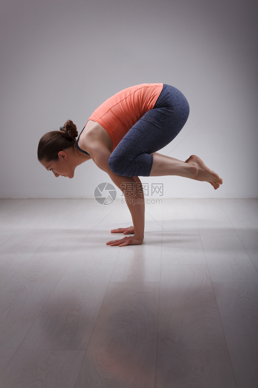 美丽的运动适合瑜伽女子练瑜伽体式卡卡萨纳乌鸦姿势工作室美丽的运动适合瑜伽女子练瑜伽阿莎娜卡卡萨纳图片