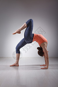 美丽的运动适合瑜伽女练瑜伽体式图片