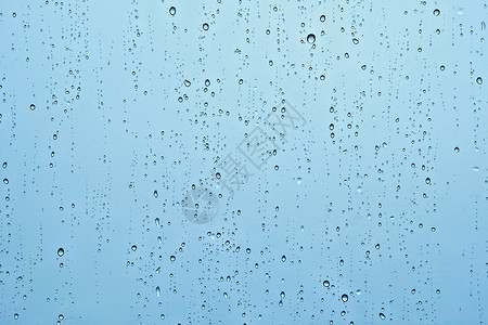 雨水滴窗户璃纹理背景上雨点落窗户上背景图片
