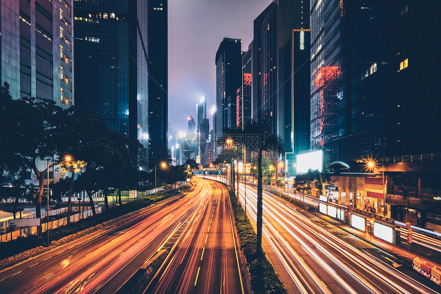 香港夜间的街道交通写字楼摩天大楼高速公路上繁忙的交通,车辆模糊,小径轻盈中国香港香港夜间的街道交通图片