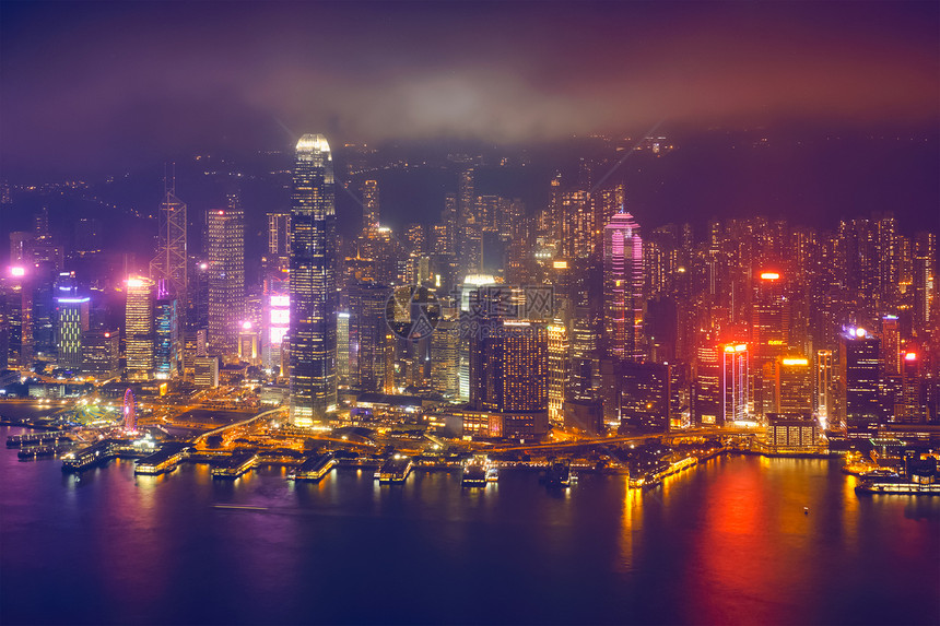 傍晚,维多利亚港上空鸟瞰照明的香港天际线城市景观市中心摩天大楼中国香港照亮香港天际线的鸟瞰图中国香港图片