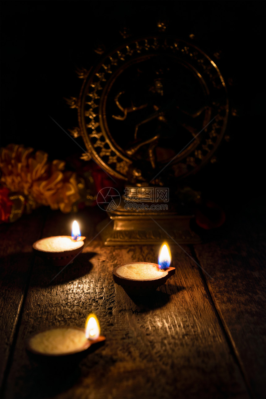 迪瓦利点燃油蜡烛与湿婆纳塔拉亚背景为马哈希瓦拉特里,印度印度迪瓦利灯图片