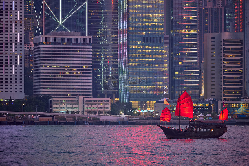 晚上,维多利亚港上空,旅游垃圾船渡船与红帆香港天际线城市景观市中心摩天大楼中国香港香港天际线中国香港图片