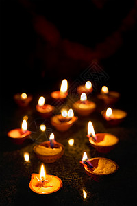 迪瓦利点燃石油蜡烛,印度印度迪瓦利灯背景图片
