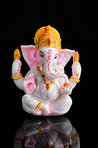 与神同行加尼莎雕像孤立黑色背景与反射白色的Ganesha雕像背景