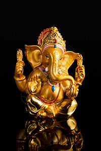 象头王财神加尼莎雕像孤立黑色背景与反射白色的Ganesha雕像背景