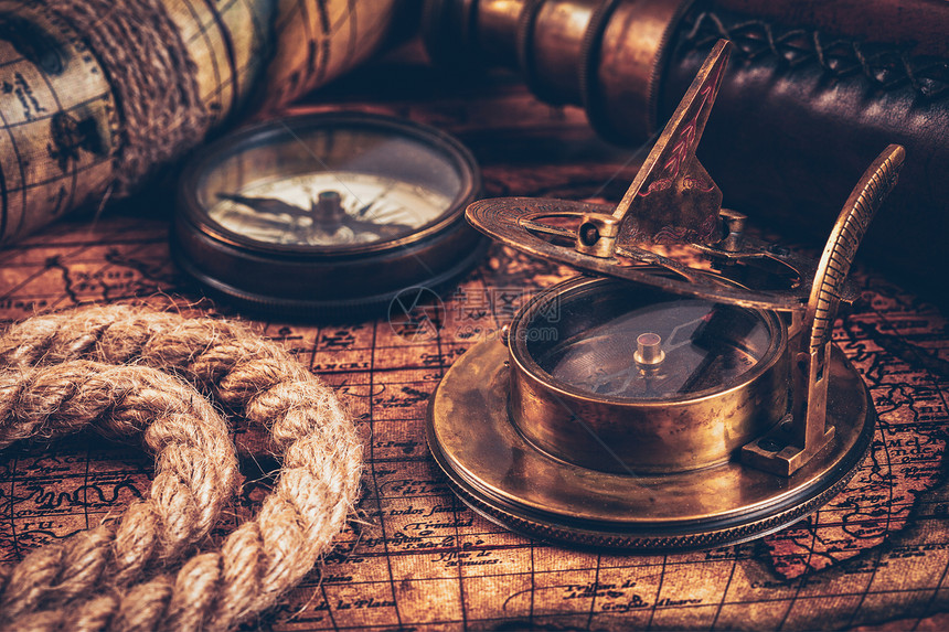 旅行地理导航静物背景古老的复古罗盘与日晷,间谍璃绳子古代世界古上的老式指南针图片
