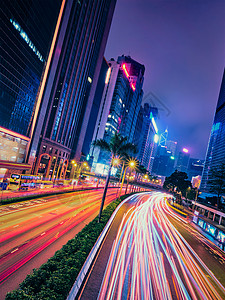 暮光鲁克伦科香港夜间的街道交通写字楼摩天大楼高速公路上繁忙的交通,车辆模糊,小径轻盈中国香港香港夜间的街道交通背景