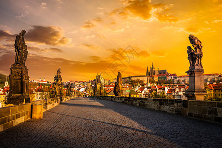查尔斯桥上雕像布拉格城堡布拉格,捷克共国查尔斯桥布拉格城堡日出图片
