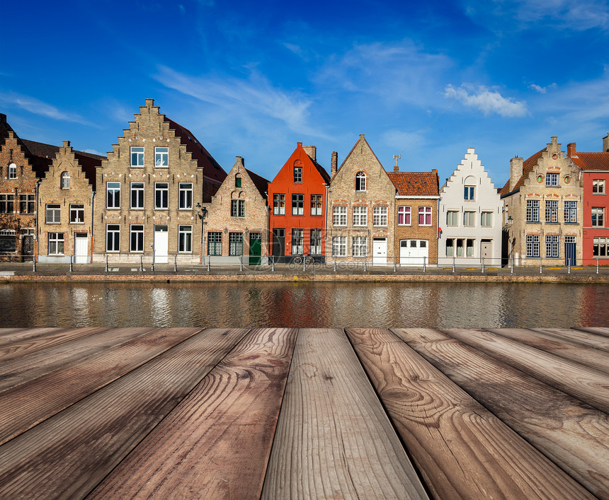 木制木板桌,典型的欧洲城市景观景观运河中世纪的房屋背景布鲁日,比利时木制木板桌,背景为欧洲城镇图片