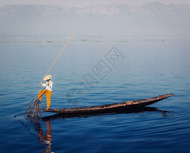 鲁克伦科人缅甸旅游景点缅甸传统渔民inle湖,缅甸著名的独特的单腿划船风格复古过滤复古效果时尚风格的形象缅甸inle湖的传统缅背景