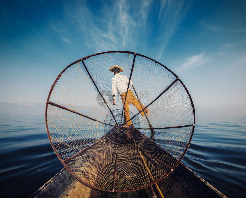 缅甸旅游景点传统的缅甸渔民缅甸的inle湖捕鱼网,船上观看复古过滤复古效果图像缅甸inle湖的传统缅甸渔民图片