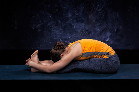 帕西莫塔式灵活的瑜伽士高清图片