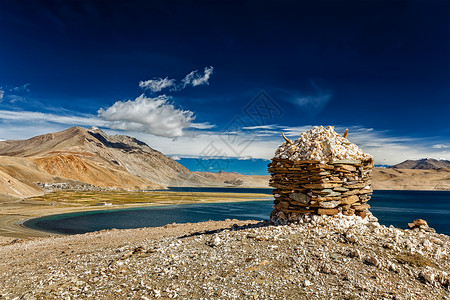 石山喜马拉雅湖TsoMoriri,Korzok,昌桑地区,拉达克,查谟克什米尔,喜马拉雅湖的石山,背景图片