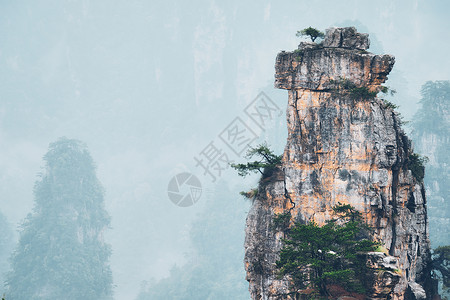 比特鲁特之雾中国著名的旅游景点张家界石柱崖山雾云中,湖南武陵源,中国张家界山脉,中国背景