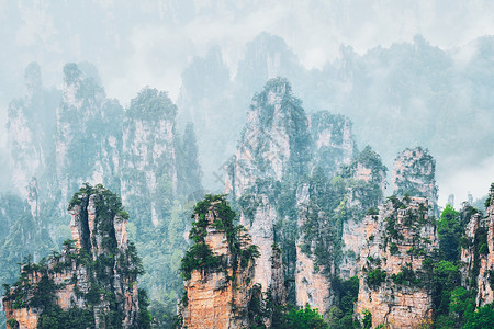 中国著名的旅游景点张家界石柱崖山雾云中,湖南武陵源,中国张家界山脉,中国图片