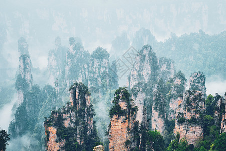 中国著名的旅游景点张家界石柱崖山雾云中,湖南武陵源,中国张家界山脉,中国图片