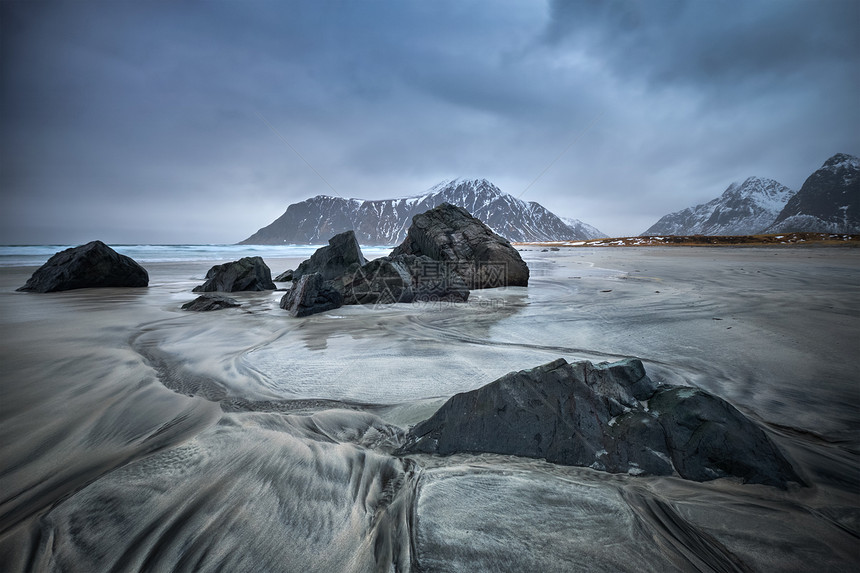 峡湾挪威海滩上的岩石斯卡桑登海滩,弗拉克斯塔德,洛福顿群岛,挪威长曝光运动模糊斯卡桑登海滩,洛芬岛,挪威图片