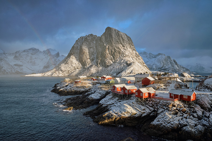 汉诺伊渔村洛福滕岛,挪威与红色罗布房子冬天下着雪,彩虹挪威洛福滕岛的汉诺伊渔村图片
