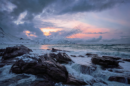 瓦丁克斯芬日落时峡湾岩石海岸上挪威海的波浪斯卡桑登海滩,洛芬岛,挪威挪威海波挪威洛芬岛的岩石海岸背景