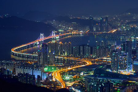 暮光鲁克伦科釜山的城市景观与摩天大楼光安桥夜间照明釜山韩国釜山城市景观光安桥晚上背景