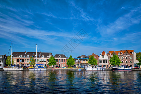 斯帕纳河上蓝天的船房子荷兰哈勒姆斯帕恩河上的船房子荷兰哈勒姆图片