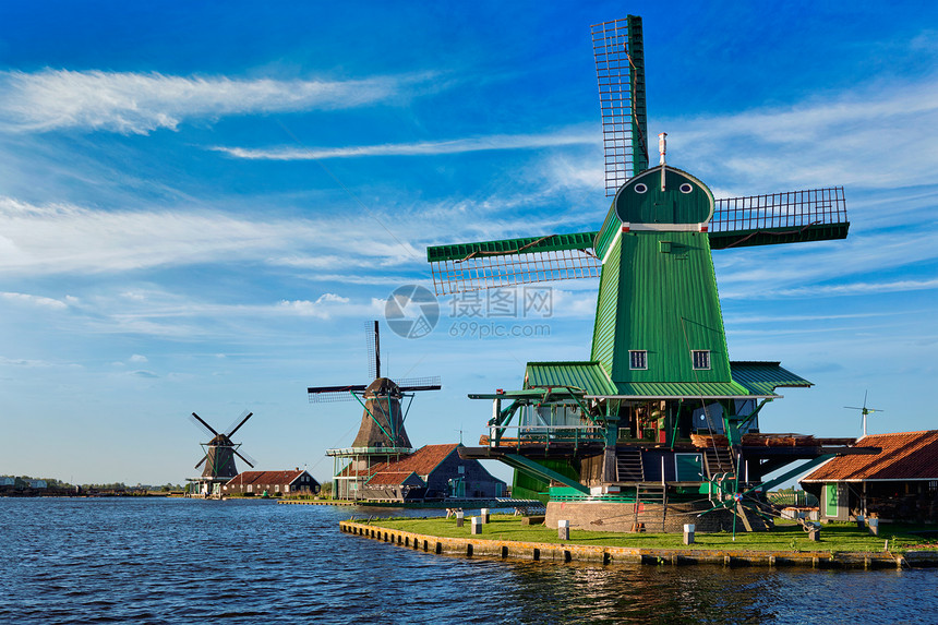 荷兰著名的旅游景点ZaanseSchans的荷兰乡村兰斯克风磨坊Zaandam,荷兰日落时荷兰的赞斯山的风车赞丹姆图片