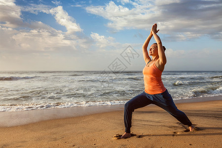 哈他瑜伽的女人,阿莎娜,维拉布哈德拉萨娜图片