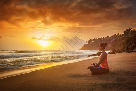 依帕内玛海滩轻运动健康的女人瑜伽冥想放松帕德马萨纳莲花姿势与下巴泥德拉户外热带海滩日落轻的运动健康的女人海滩上瑜伽背景