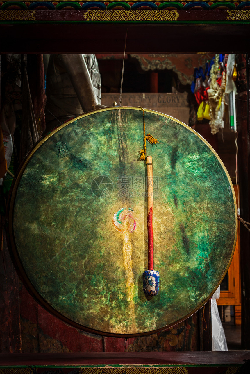 大藏鼓与打手HemisGompa佛教寺院拉达克,赫米斯修道院的仪式鼓拉达克,图片