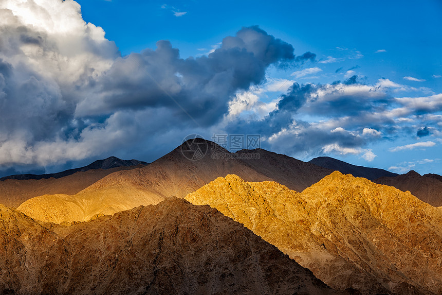 喜马拉雅山赞斯卡山脉日落莱赫,拉达克,喜马拉雅山赞斯卡山脉日落图片