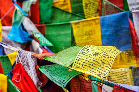 藏传佛教祈祷旗Lungta,用藏语哼唱祈祷咒语莱赫,拉达克,查谟克什米尔,佛教祈祷标志龙塔与祈祷背景图片