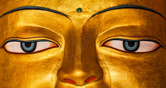 释迦牟尼佛像的全景图像靠近藏传佛教寺院希伊,拉达克,释迦牟尼佛雕像脸紧贴背景图片