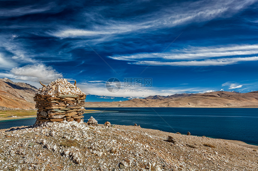 石山喜马拉雅湖TsoMoriri,Korzok,昌桑地区,拉达克,查谟克什米尔,喜马拉雅湖的石山,图片