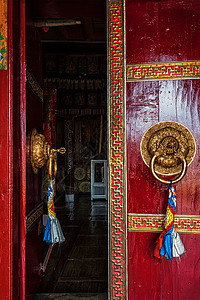 吐鲁沟吐鲁克贡帕佛教寺院大门打开的叶子,装饰装饰的门把手拉达克,打开吐鲁克修道院的门拉达克,背景