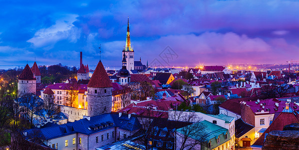 鲁克伦科傍晚塔林中世纪古镇的全景与奥拉夫教堂塔林城墙照亮黄昏,爱沙尼亚塔林中世纪古镇全景,爱沙尼亚背景