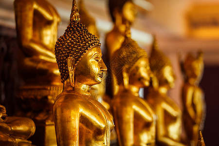 黄金佛像佛教寺庙瓦萨凯黄金山,曼谷,泰国佛教寺庙中的黄金佛像图片