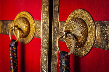 帕加门托基冈巴藏佛教寺院装饰门把手基,斯皮蒂山谷,希马哈尔邦,印度佛教寺院装饰门把手背景