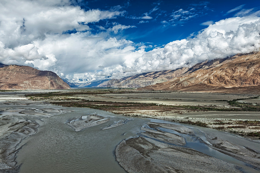 喜马拉雅山的努布拉谷努布拉河拉达克,查谟克什米尔,喜马拉雅山的努布拉谷河流,拉达克图片