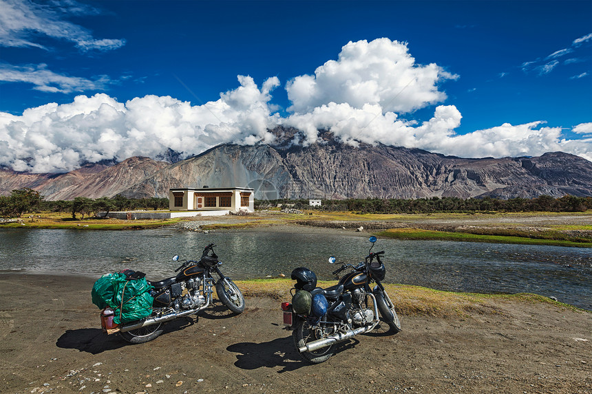 的摩托旅游喜马拉雅山努布拉山谷的两辆旅游自行车摩托车拉达克,喜马拉雅山的两辆自行车拉达克,图片