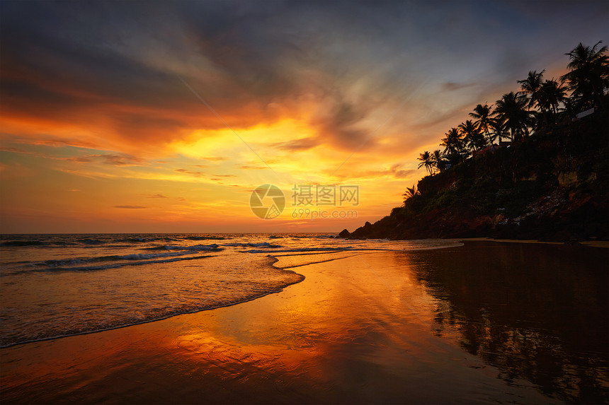 日落瓦卡拉海滩流行的旅游目的地喀拉拉邦,印度南部日落瓦卡拉海滩,喀拉拉,印度图片