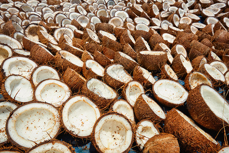 印度南部喀拉拉邦街头烘干椰子干燥椰子,喀拉拉邦,南印度图片