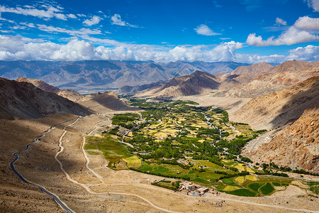 卡尔顿山绿色河山谷的景观提升卡东拉通行证据称世界上最高的机动通行证5602米拉达克,喜马拉雅山河山谷的景背景