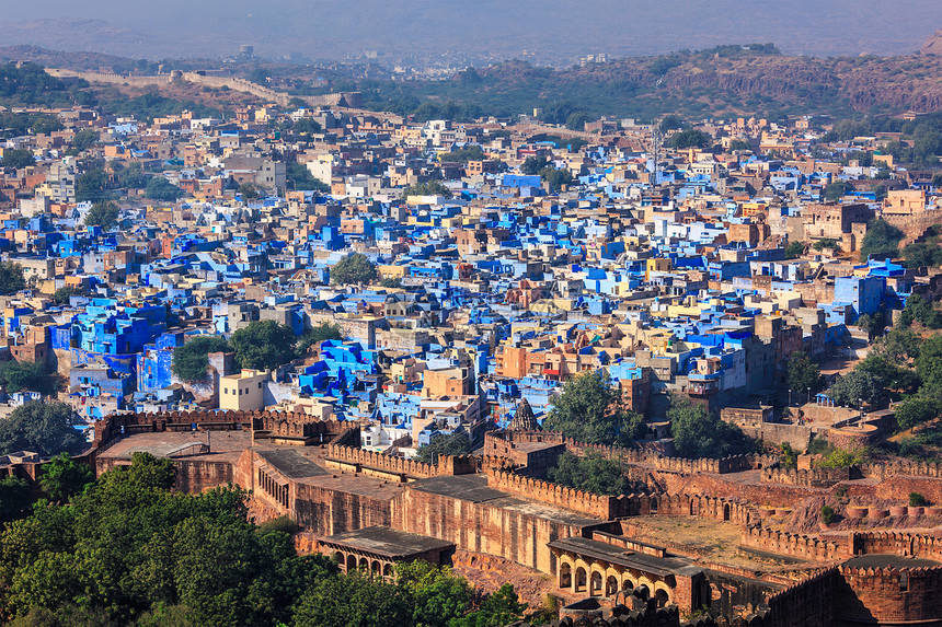 鸟瞰乔德普尔,也被称为蓝色城市,因为生动的蓝色油漆婆罗门Mehranrh堡防御工事的部分也可见的乔杜尔,拉图片