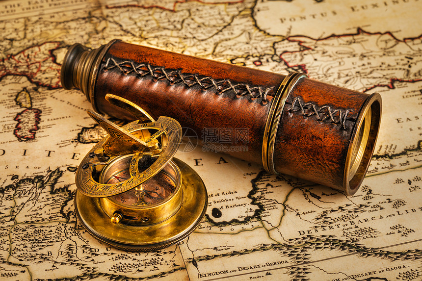 旅行地理导航背景古老的复古罗盘与日晷望远镜古代世界古上的老式指南针图片