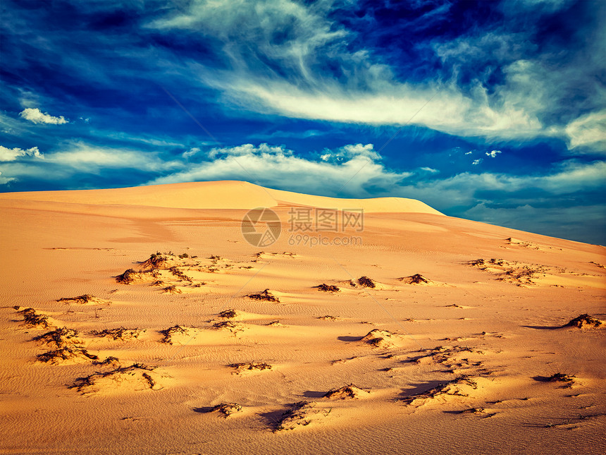 复古效果过滤潮人风格的形象白色沙丘日出,梅内,越南日出时的白色沙丘,梅恩,越南图片