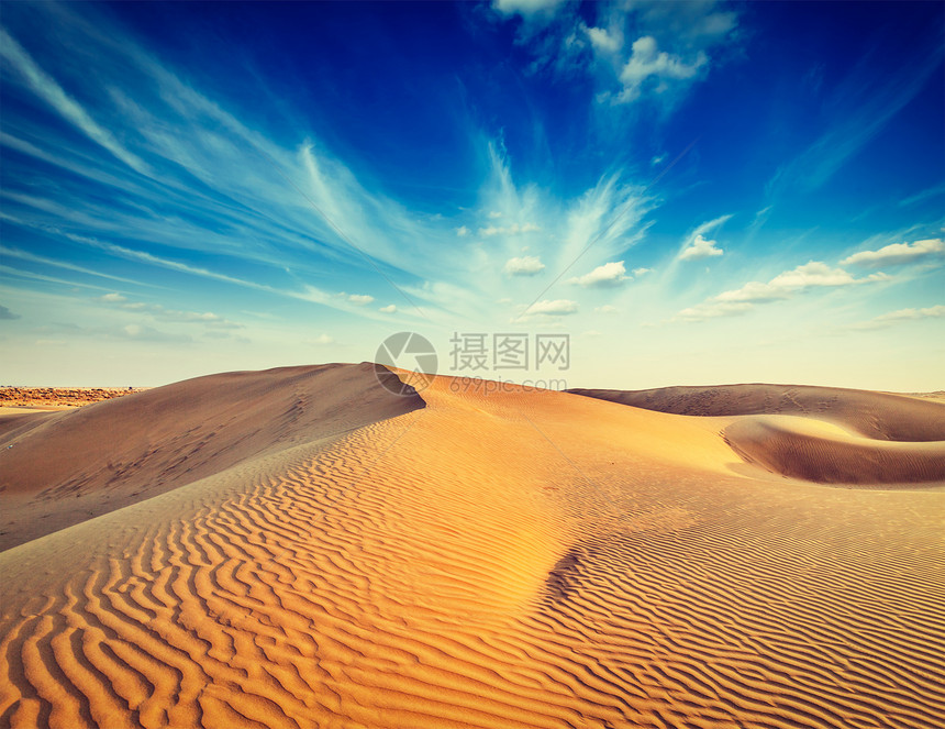 复古效果过滤了萨尔沙漠山姆沙丘的时髦风格形象拉贾斯坦邦,印度沙漠中的沙丘图片