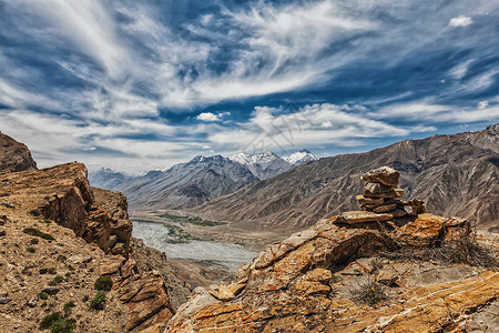 喜马拉雅山的斯皮蒂山谷与悬崖上的石山印度希马查尔邦的斯皮蒂山谷喜马拉雅山的山谷与悬崖上的石山背景图片
