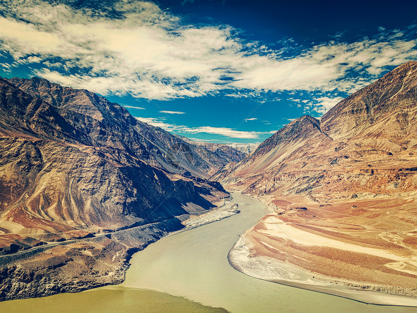 复古效果过滤了喜马拉雅山河赞斯卡尔河汇合的时髦风格形象河流域,拉达克,河赞斯卡河的汇合点,图片